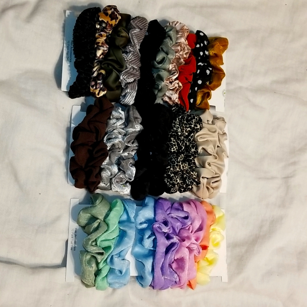 NWT LOT OF 30 HAIR SCRUNCHY VARIOUS COLORS. MATCH WITH EVERYTHING!!